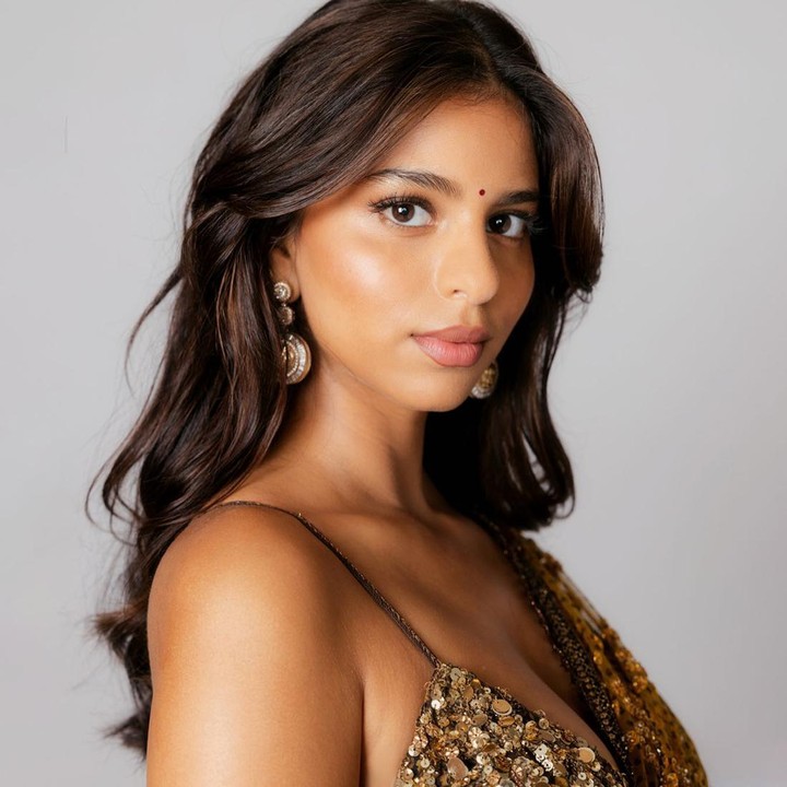 <p>Anak kedua adalah Suhana Khan. Wanita kelahiran 22 tahun ini turut mewarisi penampilan menawan dari orang tuanya, nih. Dari potret berikut, terlihat jelas bahwa kecantikan Gauri Khan turun pada sang putri, ya? (Foto: Instagram @suhanakhan2)<br /><br /><br /></p>