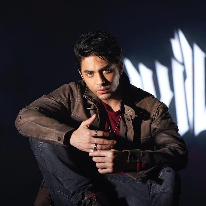 <p>Seperti sang ayah, Aryan Khan tumbuh menjadi pria tampan, Bunda. Visualnya kerap mendapat pujian melalui kolom komentar di akun Instagram pribadinya, nih. (Foto: Instagram @___aryan___)<br /><br /><br /></p>