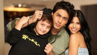 <p>Wah, anak-anak Shah Rukh Khan dan Gauri Khan benar-benar tampan dan cantik, ya? Kita doakan semoga ketiganya terus berprestasi dan membanggakan kedua orang tuanya, ya. (Foto: Instagram @___aryan___)</p>