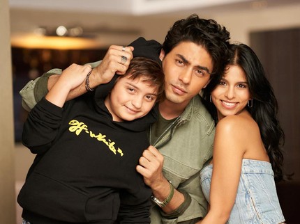 7 Potret Terbaru 3 Anak Shah Rukh Khan yang Tampan dan Cantik