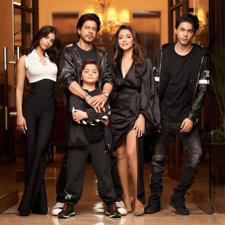 <p>Shah Rukh Khan dan Gauri Khan adalah salah satu pasangan tersohor di India, Bunda. Namun, ketiga anak-anak mereka juga tak kalah menarik perhatian, lho. (Foto: Instagram @gaurikhan)<br /><br /><br /></p>