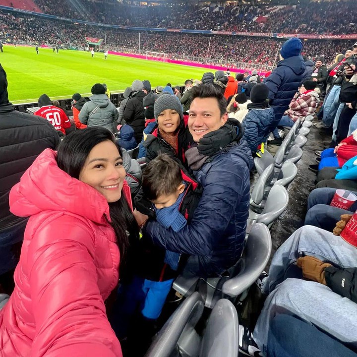 <p>Tak sendiri, Christian Sugiono juga ditemani oleh istri tercinta, Titi Kamal. Bunda dua anak ini setia mendampingi suami dan kedua buah hatinya untuk menyaksikan klub sepakbola favorit mereka. (Foto: Instagram @csugiono)</p>