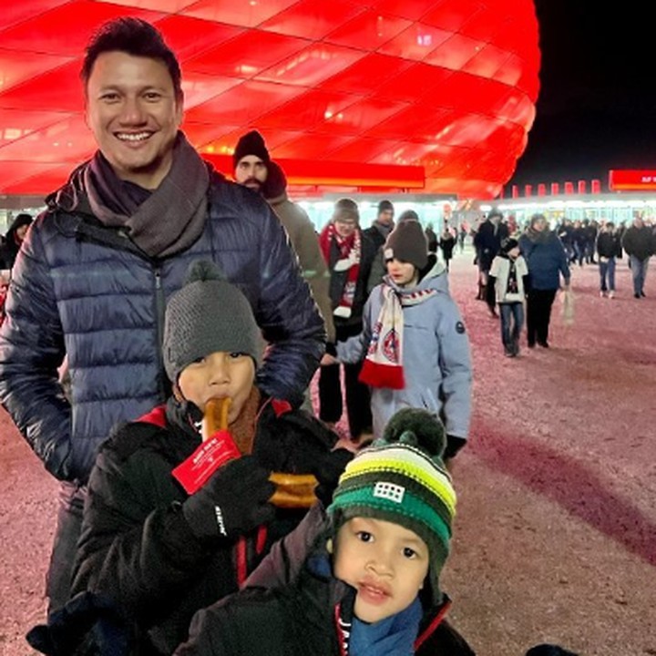 <p>Christian Sugiono dan Titi Kamal mengajak Arjuna serta Kai menyaksikan pertandingan klub sepakbola Bayern Munich yang digelar di stadium Allianz Arena, Munich. (Foto: Instagram @csugiono)</p>