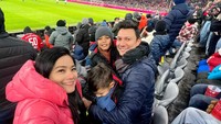 <p>Tak sendiri, Christian Sugiono juga ditemani oleh istri tercinta, Titi Kamal. Bunda dua anak ini setia mendampingi suami dan kedua buah hatinya untuk menyaksikan klub sepakbola favorit mereka. (Foto: Instagram @csugiono)</p>
