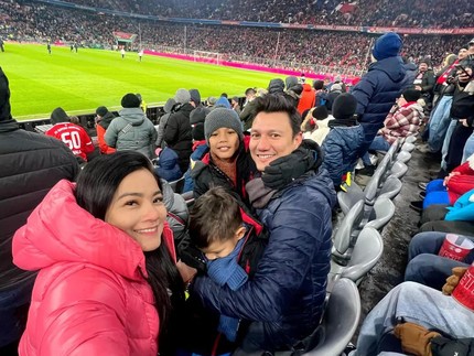 5 Potret Titi Kamal & Christian Sugiono Nonton Pertandingan Bayern Munich di Jerman Bareng Anak