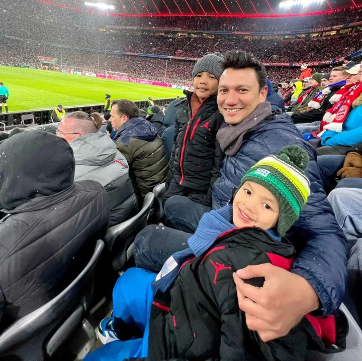 <p>Christian Sugiono tengah menikmati momen bersama kedua anak laki-lakinya, Arjuna Zayan Sugiono dan Kai Attar Sugiono. Mereka pergi menyaksikan pertandingan sepakbola di Jerman. (Foto: Instagram @csugiono)</p>