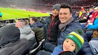 <p>Christian Sugiono tengah menikmati momen bersama kedua anak laki-lakinya, Arjuna Zayan Sugiono dan Kai Attar Sugiono. Mereka pergi menyaksikan pertandingan sepakbola di Jerman. (Foto: Instagram @csugiono)</p>