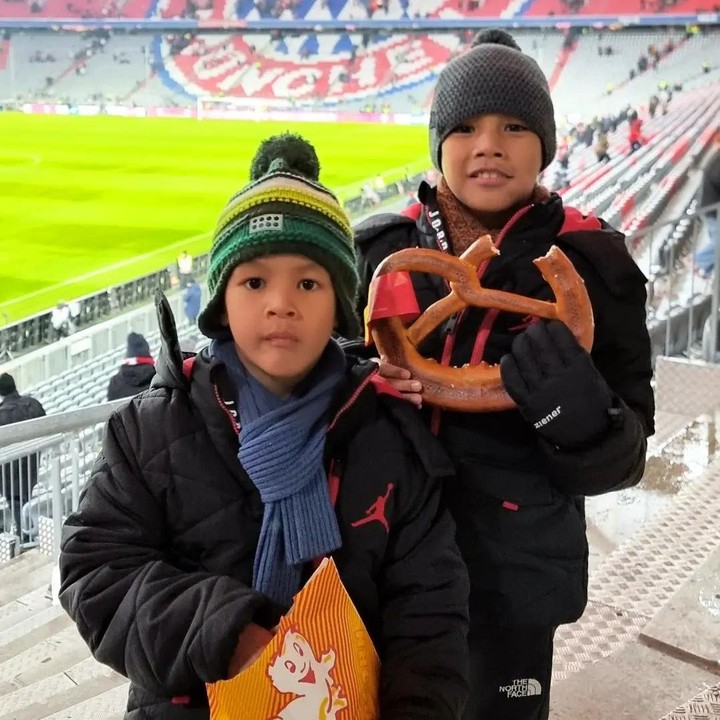 <p>Menyaksikan pertandingan klub sepakbola Bayern Munich di tempat asalnya menjadi momen yang tak terlupakan untuk Christian dan Titi. Mereka sangat senang bisa menghabiskannya bersama anak-anak. <em>"Snow, popcorn, pretzels, and football! There's nothing quite like watching Bayern Munich dominate on the field with my two little champions by my side,"</em> ujarnya. (Foto: Instagram @csugiono)</p>