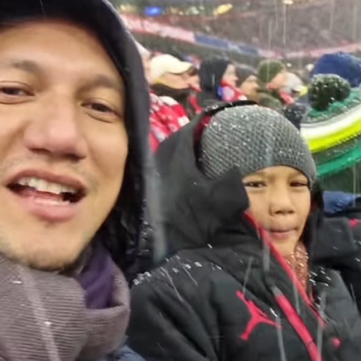 <p>Di tengah pertandingan, salju mulai turun dari langit. Namun hal itu tak menyurutkan antusiasme Christian Sugiono dan kedua anaknya. <em>"Snowy days and football plays. Watching my boys experience their first ever football match in the iconic Allianz Arena was an unforgettable moment! So much energy, so much passion, and so much fun!"</em> tulis Christian. (Foto: Instagram @csugiono)</p>