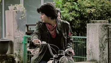 Gantikan Iqbaal Ramadhan, 7 Gaya Beda Arbani Yasiz Jadi Dilan di Ancika 1995