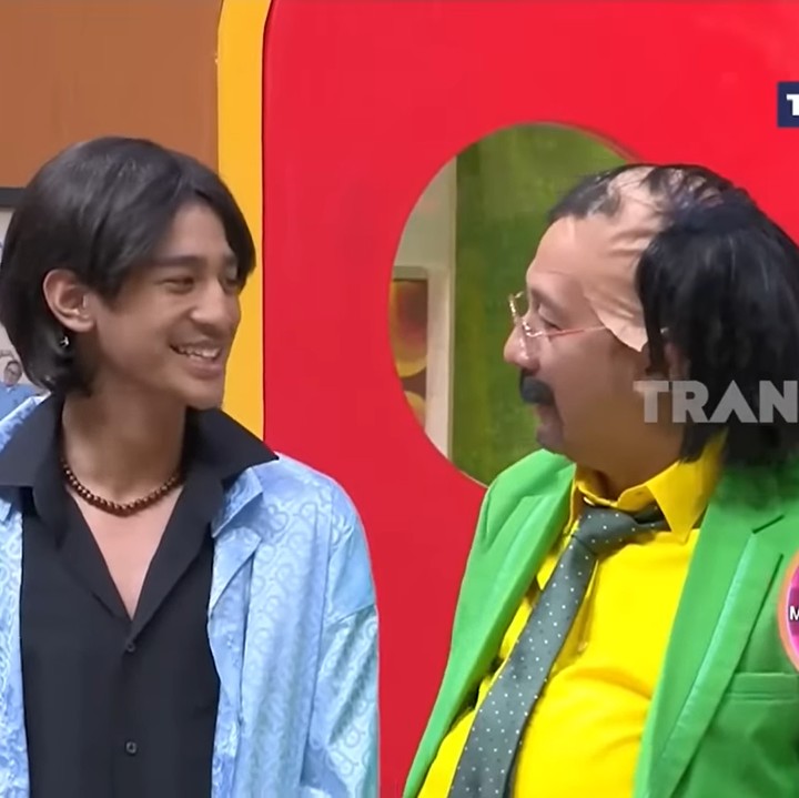 <p>Paras Arkenzy kerap mencuri perhatian warganet. Pasalnya, remaja yang akrab disapa Kenzy ini terlihat sangat mirip dengan ayahanda. (Foto: YouTube TRANS7 OFFICIAL)</p>