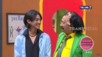 <p>Paras Arkenzy kerap mencuri perhatian warganet. Pasalnya, remaja yang akrab disapa Kenzy ini terlihat sangat mirip dengan ayahanda. (Foto: YouTube TRANS7 OFFICIAL)</p>