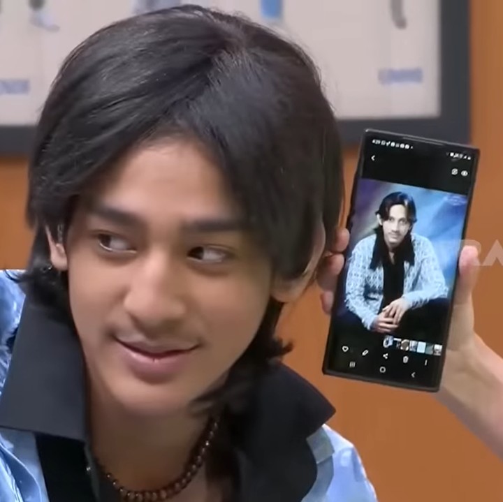 <p>Bagai pinang dibelah dua, Kenzy terlihat mirip dengan potret Andre Taulany saat masih muda. Apalagi, pada saat itu Kenzy mengenakan baju yang senada dengan yang dipakai oleh ayahanda saat belia. (Foto: YouTube TRANS7 OFFICIAL)</p>