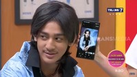 <p>Bagai pinang dibelah dua, Kenzy terlihat mirip dengan potret Andre Taulany saat masih muda. Apalagi, pada saat itu Kenzy mengenakan baju yang senada dengan yang dipakai oleh ayahanda saat belia. (Foto: YouTube TRANS7 OFFICIAL)</p>