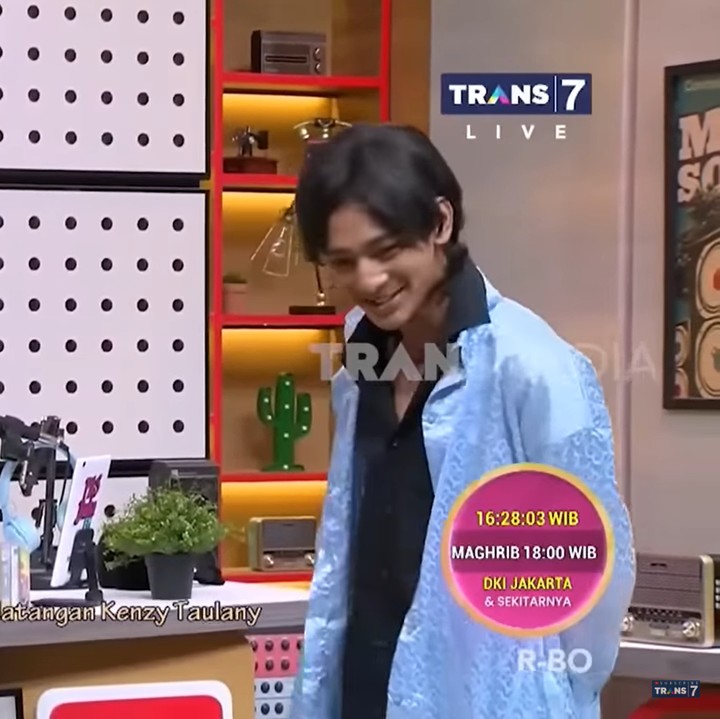 <p>Tak hanya itu, tingkah Kenzy juga mirip seperti sang Ayah. Ia kerap melontarkan lelucon yang bisa memicu tawa orang lain. (Foto: YouTube TRANS7 OFFICIAL)</p>