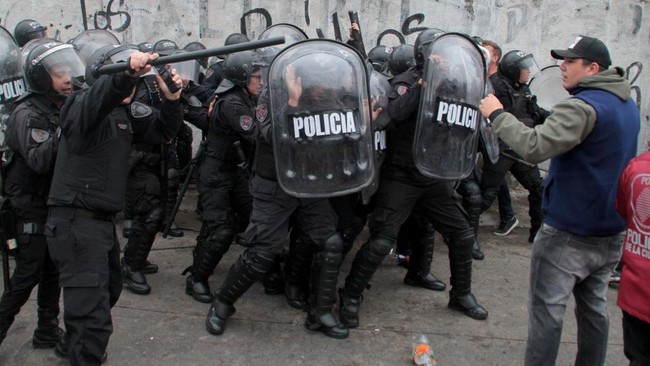 Menteri Keamanan Argentina Sergio Berni dipukuli demonstran yang terdiri dari pengemudi bus umum, karena kondisi kerja yang tidak aman dan tinggi kriminalitas.