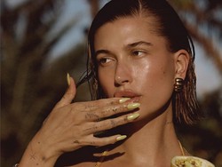 Promosi Lip Gloss Nyaris Tanpa Busana, Hailey Bieber Disebut Nggak Nyambung