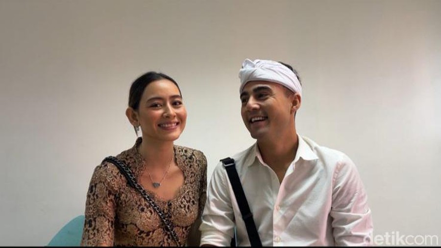 Laura Theux dan Indra Brotolaras