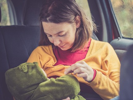 Bahaya Menyusui Bayi dalam Mobil yang Bergerak saat Mudik