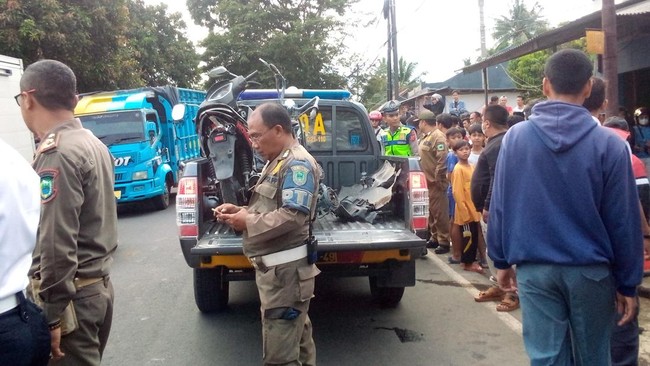 Polda Jabar melakukan olah TKP kecelakaan mobil dinas Bupati Kuningan, di mana hasil penyelidikan diperkirakan akan diketahui dalam waktu satu pekan.