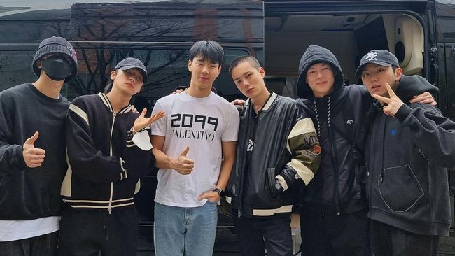 Semua member MONSTA X, termasuk Shownu, ikut antar Minhyuk sebelum mulai wajib militer hari ini, Selasa (4/4).