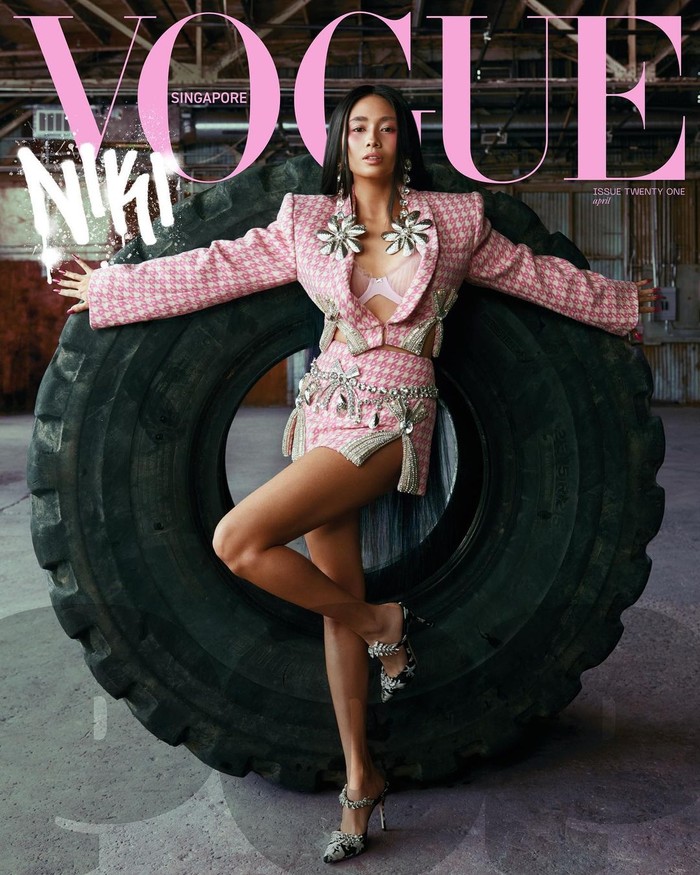 Niki tampil mencuri perhatian mengenakan setelan rok pendek pink dari label Area dan sepatu Manolo Blahnik. Foto: Charlotte Rutherford/Vogue Singapore