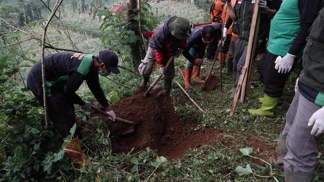 Sembilan dari 12 jenazah korban pembunuhan berencana dukun pengganda uang Mbah Slamet belum diketahui identitasnya. Namun sudah dikubur ulang.