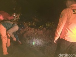 Perjuangan Tim Gabungan Bersihkan Sisa Longsor agar Akses Jalur Ijen Terbuka