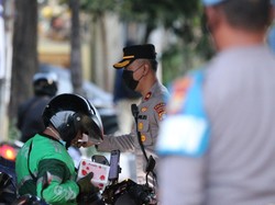 Polisi di Jaksel Turun Atur Lalin di Mampang Sambil Bagi-bagi Takjil