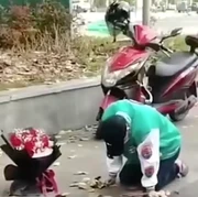 Viral Pria di China Berlutut 21 Jam di Tengah Hujan, Demi Minta Balikan dengan Mantan!