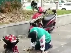 Most Pop: Viral Pria Berlutut ke Istri di Tengah Jalan, Bukan Minta Maaf Tapi..