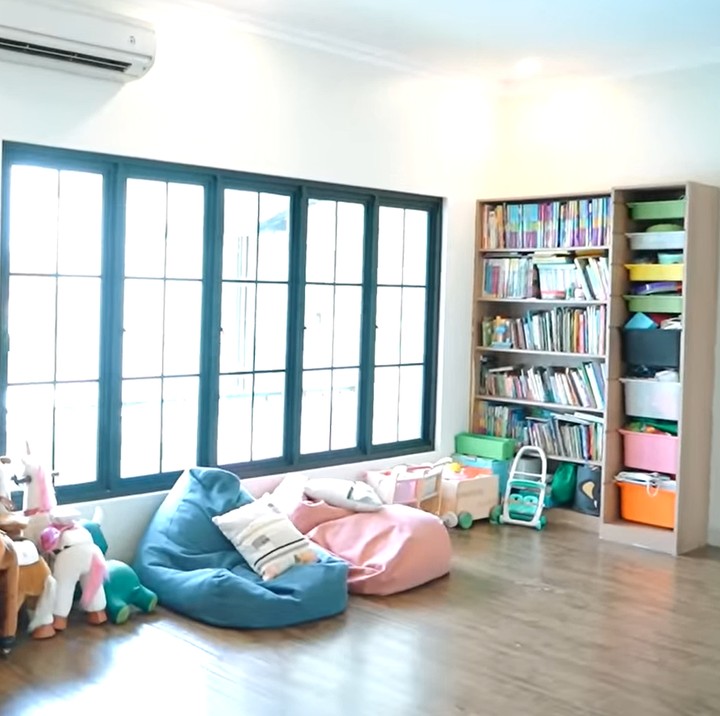 <p>Di sebelah ruang bermain, terdapat area khusus seperti perpustakaan mini yang sering digunakan oleh anak-anak Shireen saat ingin membaca buku. (Foto: YouTube Titi dan Tian)</p>