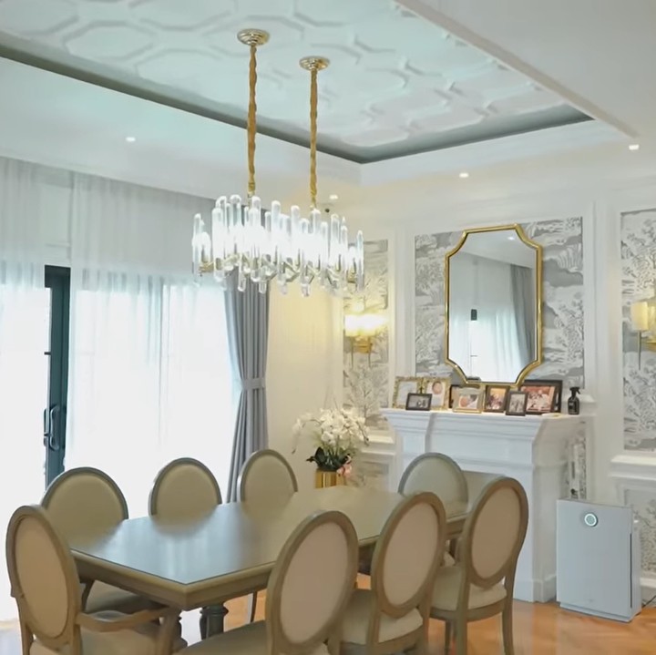<p>Ruang makan Shireen Sungkar juga tak kalah menarik. Desain elegan diciptakan oleh Irwansyah yang mendesain ruangan ini, Bunda. "Aku yang request. Terus Irwan bilang 'Dek, kasih <em>wallpaper'</em> ternyata benar jadi lebih elegan dan <em>homey,"</em> ucap Shireen. (Foto: YouTube Titi dan Tian)</p>