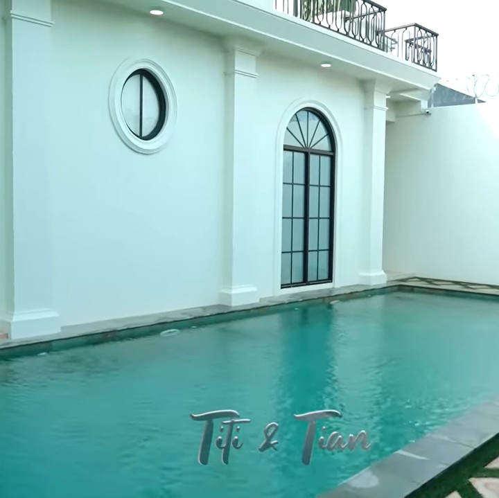 <p>Rumah Shireen Sungkar juga memiliki kolam renang berukuran sedang. Di samping kolam, terdapat ruangan gym yang rutin digunakan oleh Teuku Wisnu. (Foto: YouTube Titi dan Tian)</p>