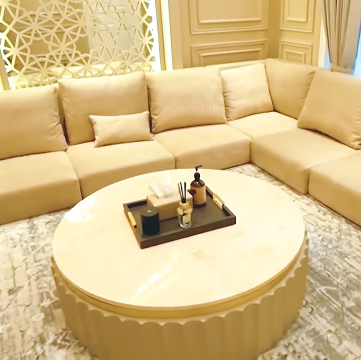 <p>Ruang tamu didesain dengan konsep Timur Tengah yang biasa ditemukan di Dubai. Tempat ini digunakan untuk menerima tamu secara khusus. "Kalau ke Dubai, rata-rata rumah di sana punya ruangan untuk menerima tamu. Ini ruang meeting Wisnu sama teman-temannya tau siapa pun, jadi aku enggak mesti pakai hijab," papar Shireen. (Foto: YouTube Titi dan Tian)</p>