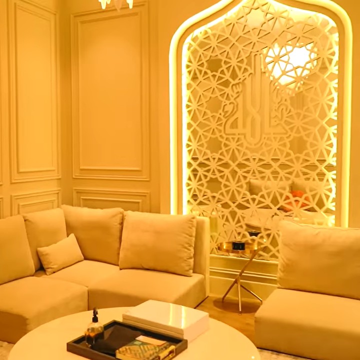 <p>Rumah Shireen Sungkar dan Teuku Wisnu telah direnovasi dengan desain terbaru. Hunian mereka terlihat sangat mewah seperti di Dubai, Bunda. (Foto: YouTube Titi dan Tian)</p>