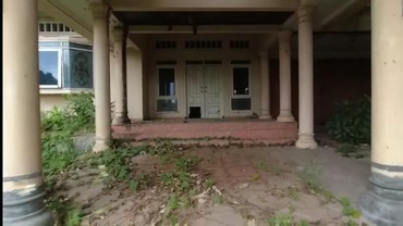 img-title Bikin Merinding, Intip 10 Potret Rumah Suzanna yang Terbengkalai Bertahun-tahun