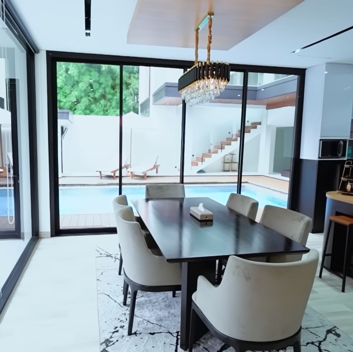 <p>Beberapa waktu yang lalu, Verrel Bramasta memamerkan rumahnya yang berlokasi di Jakarta Selatan nih, Bunda. Hunian ini ternyata ia beli sejak awal meniti karier, lho. (Foto: YouTube Fuji An)<br /><br /><br /></p>
