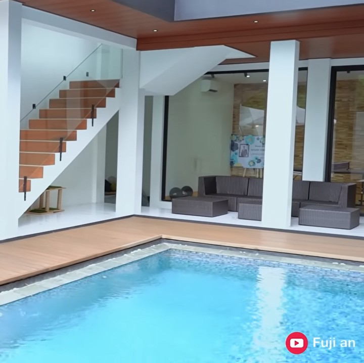 <p>Awalnya, rumah ini tak dibangun seperti sekarang. Setelah mengumpulkan uang, rumah dengan luas tanah 600 meter dan bangunan 1.000 meter ini direnovasi. "Ini rumah pertama aku beli pas mulai karier, terus direnovasi. gitu," katanya, dikutip dari kanal YouTube Fuji An. (Foto: YouTube Fuji An)<br /><br /><br /></p>