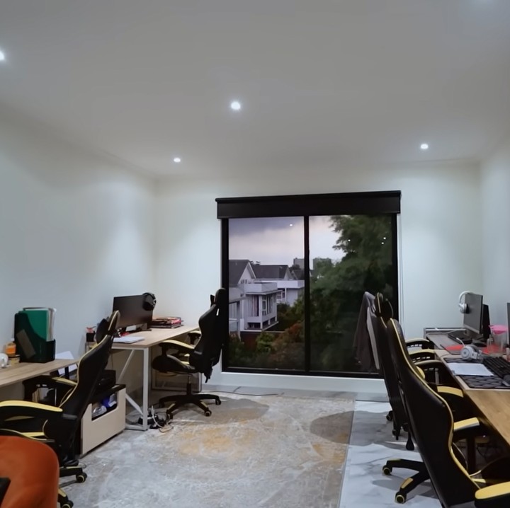 <p>Selain menunjukkan area dalam rumah mulai dari ruang tamu, dapur, kamar, hingga balkon, Verrell juga memperlihatkan area kantor yang dipakai oleh timnya, nih. (Foto: YouTube Fuji An)<br /><br /><br /></p>