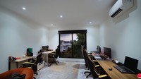 <p>Selain menunjukkan area dalam rumah mulai dari ruang tamu, dapur, kamar, hingga balkon, Verrell juga memperlihatkan area kantor yang dipakai oleh timnya, nih. (Foto: YouTube Fuji An)<br /><br /><br /></p>