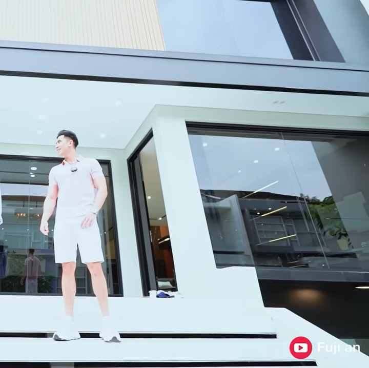 <p>Setelah direnovasi, rumah Verrel jadi tampil lebih mewah. Dari depan, bangunan ini terdapat dua pintu berbeda untuk memisahkan area rumah dan kantor. Ya, rumah ini terbagi menjadi tiga bagian, yakni kiri untuk kantor, kanan sebagai rumah, dan tengah menjadi tempat buat santai yang disediakan kolam berenang, karaoke, dan tenis meja. (Foto: YouTube Fuji An)<br /><br /><br /></p>