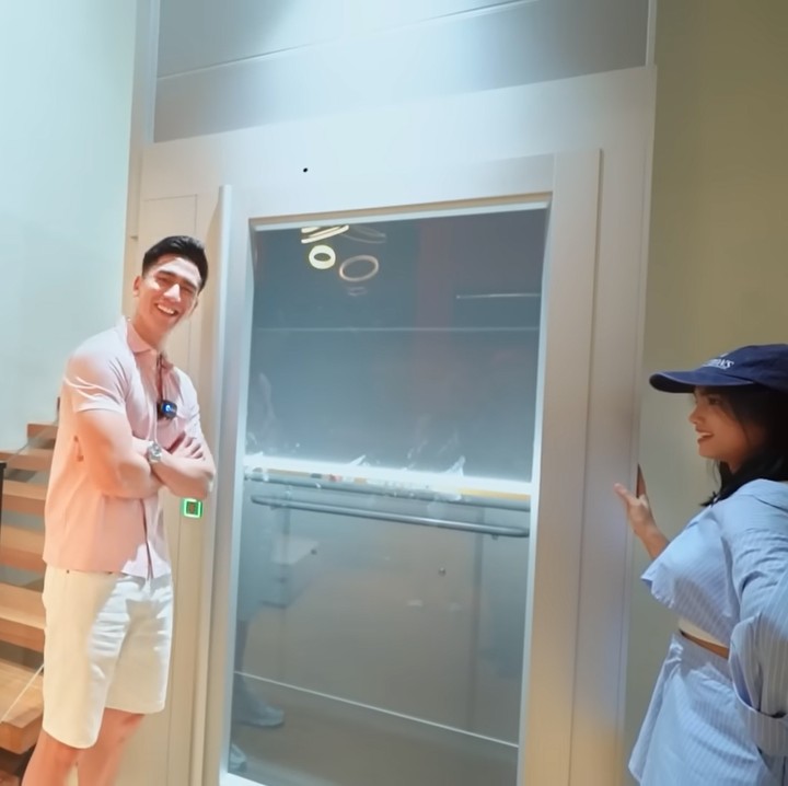 <p>Rumah Verrel juga dibangun dengan empat lantai, Bunda. Yang menarik perhatian, rumah ini terkesan semakin mewah karena dilangkapi lift seharga Rp700 juta, lho. (Foto: YouTube Fuji An)<br /><br /><br /></p>
