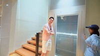 <p>Rumah Verrel juga dibangun dengan empat lantai, Bunda. Yang menarik perhatian, rumah ini terkesan semakin mewah karena dilangkapi lift seharga Rp700 juta, lho. (Foto: YouTube Fuji An)<br /><br /><br /></p>