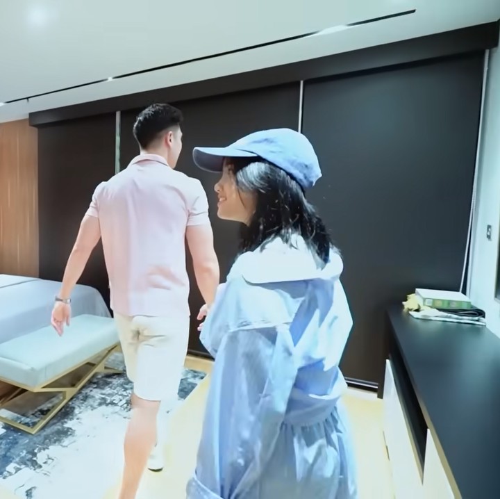 <p>Verrell mengaku bahwa rumah ini diselesaikan dari proses renovasi dalam waktu 10 bulan, Bunda. Selain hunian ini, ia juga sudah menyiapkan rumah baru lain di Sentul untuk ditinggali bersama keluarga jika sudah menikah. Kita doakan, semoga harapan Verrell untuk berumahtangga segera terwujud, ya. (Foto: YouTube Fuji An)</p>