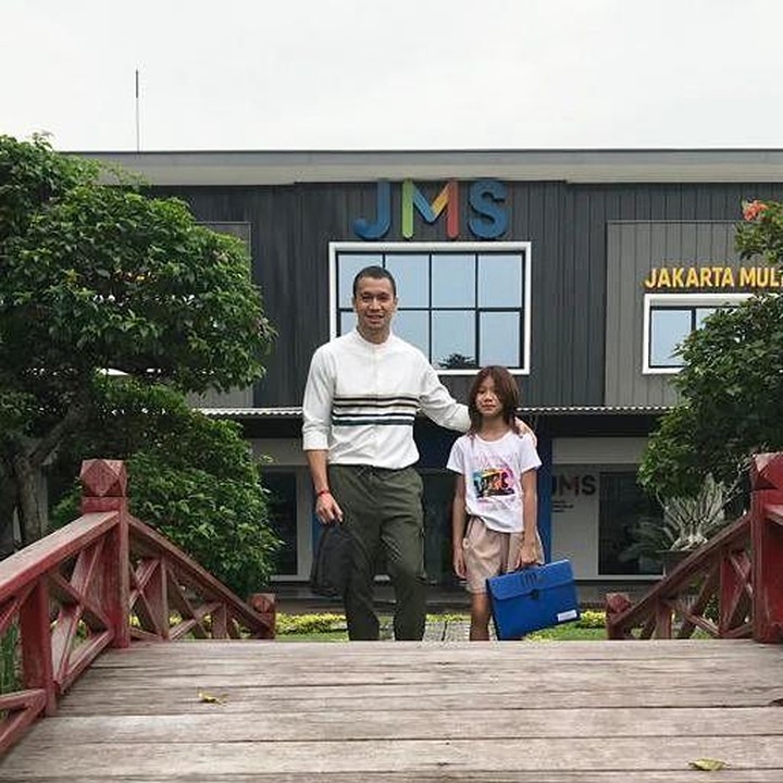 <p>Di tengah kesibukannya, Samuel juga sering menyempatkan diri terlibat dalam kehidupan sang putri. Salah satunya dengan menemani Cilla ke sekolah. (Foto: Instagram @samuelrizal1)</p>