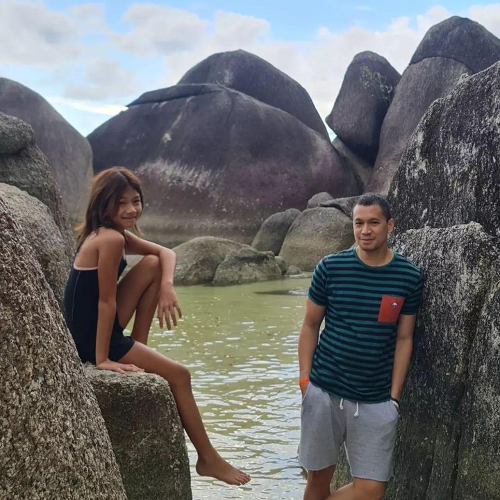 <p>Ayah dan anak ini beberapa kali terlihat menghabiskan momen liburan bersama. Pada pertengahan tahun lalu, Samuel mengajak Cilla berlibur ke Belitung. (Foto: Instagram @samuelrizal1)</p>