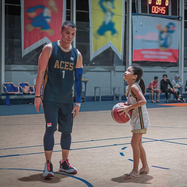 <p>Samuel juga mengenalkan hobi bermain baksetnya pada Cilla. Hal ini terlihat dari unggahan Samuel yang tampak sedang mengajari anaknya bermain basket. (Foto: Instagram @samuelrizal1)</p>
