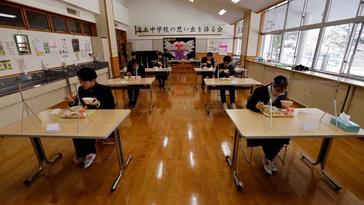Sekolah menengah pertama Yumoto di Prefektur Fukushima, salah satu dari cerita suram sekolah di Jepang yang bakal tutup. (REUTERS/ISSEI KATO)
