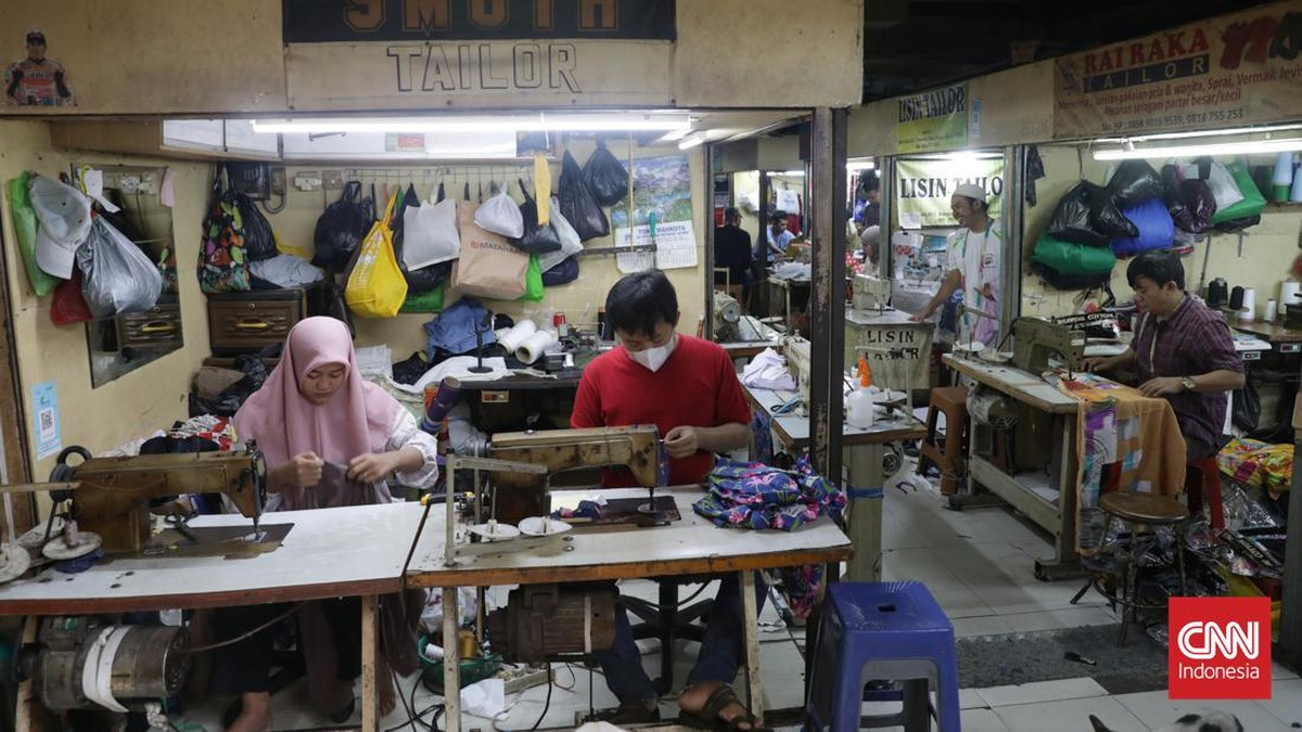 FOTO: Semringah Para Penjahit Banjir Pesanan Pakaian Jelang Lebaran